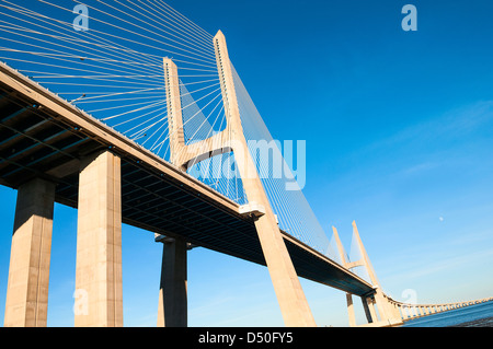 Vasco da Gama Brücke ist die größte in Europa über den Tejo Stockfoto