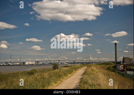 Die Queen Elizabeth II Bridge überquert die Themse bei Dartford, Kent, UK Stockfoto