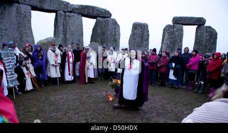 Stonehenge, England. 20. März 2013. Menschen sammeln im Inneren der Stonecircle in Stonehenge für den Frühling Äquinoktikum Sonnenaufgang. Bildnachweis: Emma Stoner / Alamy Live News Stockfoto