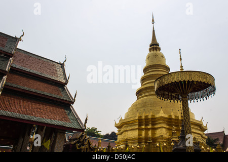 goldene Chedi ist ein wichtiger Ort der Anbetung, Phra, dass Hariphunchai Stockfoto