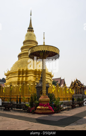 goldene Chedi ist ein wichtiger Ort der Anbetung, Phra, dass Hariphunchai Stockfoto