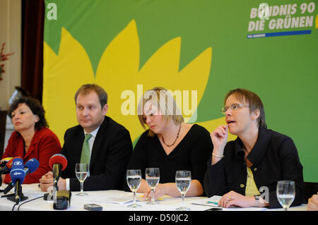 Hamburgs Zweiter Bürgermeister Christa Goetsch (L-R) und Jens Kerstan, Bruchteil Vorsitzender der grünen Alternative Liste GAL, GAL-Präsident Katharina Fegebank und der Senator für Umwelt Anja Hajduk an einer Pressekonferenz in Hamburg, Deutschland, 28. November 2010. Die grünen erklärt, dass sie die aktuelle Koalition mit den Christdemokraten beenden wollen. Foto: Fabian Bimmer Stockfoto