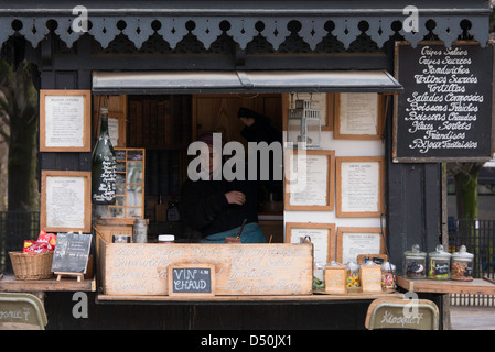 Cafe, Verkauf von warmen Wein und Essen im Jardin du Luxembourg in Paris, Frankreich Stockfoto