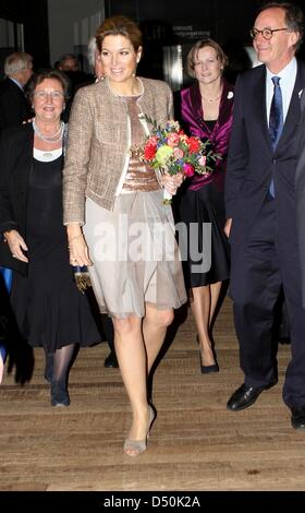 Prinzessin Maxima kommt für die feierlichen Prinz Bernhard Cultuuraward 2010 im Muziekgebouw Aan't IJ in Amsterdam, Niederlande, 29. November 2010. Der Preis zeichnet das Orchester des 18. Jahrhunderts, die durch Frrans Bruggen wurde 1981 gegründet und besteht aus 60 Mitgliedern aus 23 Ländern. Foto: Patrick van Katwijk Stockfoto