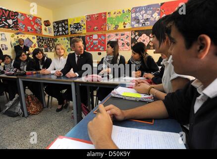 German President Christian Wulff (R) und seine Tochter Annalena (L) besuchen die Talitha Kumi lutherischen Secondary School in Bethlehem, Palästinensische Gebiete, 30. November 2010. Die viertägige Staatsbesuch von Bundespräsident Wulff endet heute mit seinem Besuch in den palästinensischen Gebieten. Foto: RAINER JENSEN Stockfoto