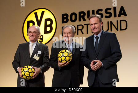 Borussia Dortmund CEO Hans-Joachim Watzke (R) Lächeln Swith ausgehende Aufsichtsratsmitglieder Othmar von Dietmar (L) und Rudi Baer in der deutschen Bundesliga Verein Hauptversammlung in Dortmund, Deutschland, 30. November 2010. Foto: Bernd Thissen Stockfoto