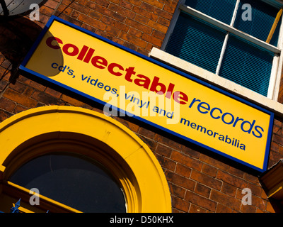 Melden Sie außen Sammlerstücke Records Shop Verkauf von secondhand Cds Vinyl und Erinnerungsstücke in Stafford England UK Stockfoto