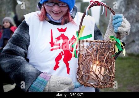 Stonehenge, England. 20. März 2013. Menschen sammeln im Inneren der Stonecircle in Stonehenge für den Frühling Äquinoktikum Sonnenaufgang. Bildnachweis: Emma Stoner / Alamy Live News Stockfoto