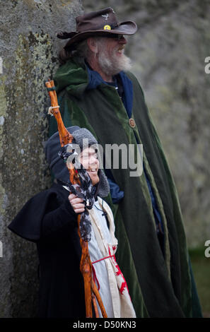 Stonehenge, England. 20. März 2013. Menschen sammeln im Inneren der Stonecircle in Stonehenge für den Frühling Äquinoktikum Sonnenaufgang. Bildnachweis: Emma Stoner / Alamy Live News Stockfoto