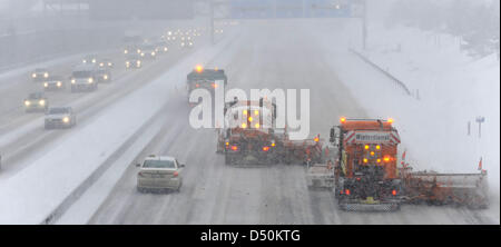 Schnee-Clearing-Fahrzeuge sind bei der Arbeit auf der Autobahn 9, die in starke Schneefälle in der Nähe von München, 1. Dezember 2010 getrübt wird. Foto: Peter Kneffel Stockfoto