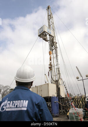 () - ein Dpa-Datei Bild datiert 22. April 2008 zeigt einen Gazprom Arbeitnehmer betrachten eine Bohr Anlage in Schweinrich, Deutschland. Deutschen Energiekonzern E.ON verkauft seine Anteile an der russische Gaskonzern Gazprom für 3,4 Milliarden Euro, wie das Unternehmen am 1. Dezember 2010 mitteilte. Foto: Bernd Settnik Stockfoto