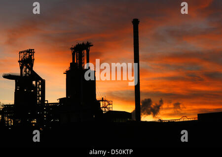 (Datei) - ein Dpa-Datei Bild datiert 19. November 2009 zeigt eine ThyssenKrupp Steel plant während des Sonnenuntergangs in Bochum, Deutschland. Foto: Roland Weihrauch Stockfoto