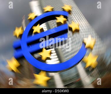 (Datei) - ein Dpa-Datei Bild datiert 7. Februar 2008 zeigt eine Skulptur des Euro unterzeichnen vor der Europäischen Zentralbank (EZB) iN Frankfurt Am Main, Deutschland. Inmitten der Krise Ruo forderten Stimmen gemeinsame Schulden für Euro-Mitgliedsländer. Foto: Arne Dedert Stockfoto