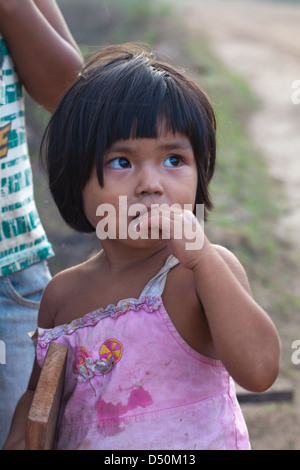 Kleines Mädchen in recycelt Kleid aus westlichen gemeinnützige Organisation bekleidet. Guyana. Stockfoto