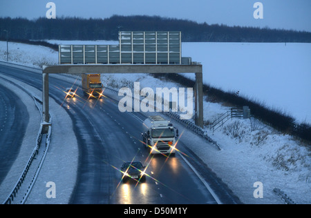 Verkehr zu kämpfen durch Blizzard Winterbedingungen auf a1 / m Autobahn in der Nähe von Leeds Yorkshire uk Stockfoto