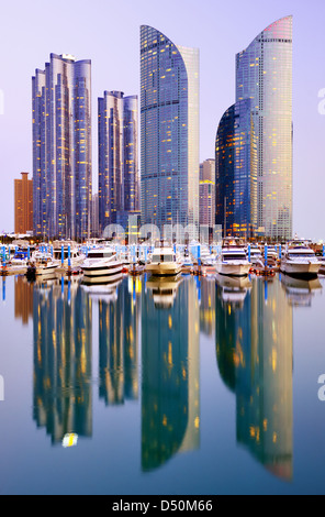 Skyline von Busan, Südkorea in der Nacht. Stockfoto