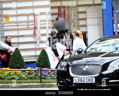 London, UK. 20. März 2013. Schneider Puppen stellen wir in einen Lieferwagen in der Downing Street, mit dem Kanzler der Staatskassen kann im Vordergrund. Bild: Paul Marriott Fotografie/Alamy Live-Nachrichten Stockfoto