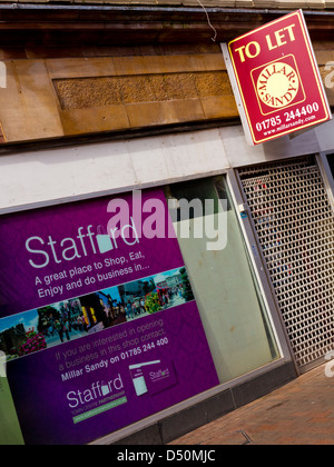 Ladengeschäft mit lassen Sie Zeichen im Stadtzentrum von Stafford Staffordshire England UK während der Wirtschaftskrise 2013 geschlossen Stockfoto