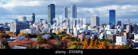 Skyline von Downtown Nagoya, Japan im Herbst. Stockfoto