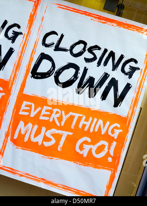 Closing Down Everything Must Go Zeichen in einem Schaufenster zeigt die Auswirkungen des wirtschaftlichen Abschwungs auf Hautpstraße Vertrieb Stockfoto
