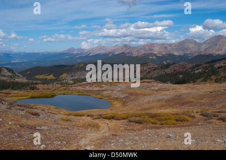 Den westlichen Blick von der Spitze des Cottonwood Pass entlang der kontinentalen Wasserscheide in der Nähe von Buena Vista, Colorado. Stockfoto