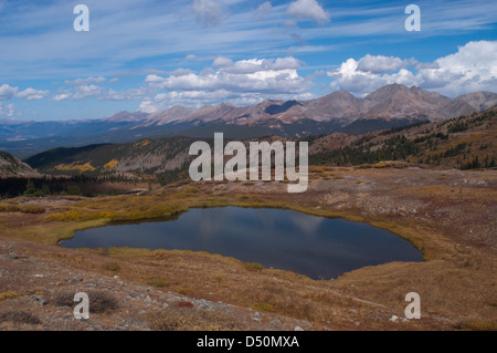 Den westlichen Blick von der Spitze des Cottonwood Pass entlang der kontinentalen Wasserscheide in der Nähe von Buena Vista, Colorado. Stockfoto