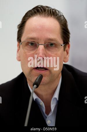 Dirk Luckow, Direktor der Deichtorhallen, spricht über die Ausstellung "Harry Callahan - Retrospektive" im Rahmen einer Pressekonferenz in den Deichtorhallen in Hamburg, Deutschland, 21. März 2013. Harry Callahan (1912-1999) war einer der innovativsten und einflussreichsten Fotografen aus den USA. Seine Arbeit ist in den Deichtorhallen vom 22. März bis 9. Juni 2013 ersichtlich. Foto: SVEN HOPPE Stockfoto