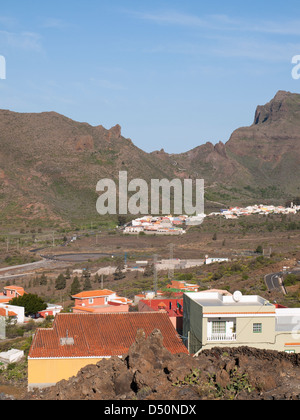 Panoramablick auf Santiago del Teide und die kurvenreiche Straße nach Masca des Teno-Massivs in Teneriffa, Kanarische Inseln, Spanien Stockfoto