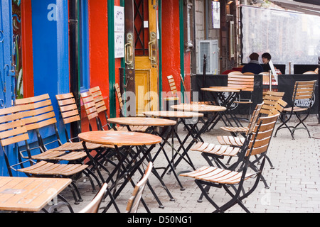 Sitzgelegenheiten vor einem Pub in der Stadt Galway, Irland Stockfoto