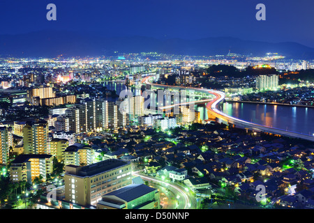 Skyline von Fukuoka, Japan in der Nacht. Stockfoto