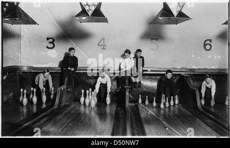 Foto von Jungen in Arcade Bowling Alley. Foto spät in der Nacht. Die Jungen arbeiten bis Mitternacht und später. Trenton, New Jersey, Dezember 1909 Stockfoto