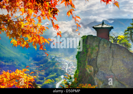 Yamadera ist ein Bergtempel. selektiven Fokus auf Vordergrund Herbstlaub. Stockfoto