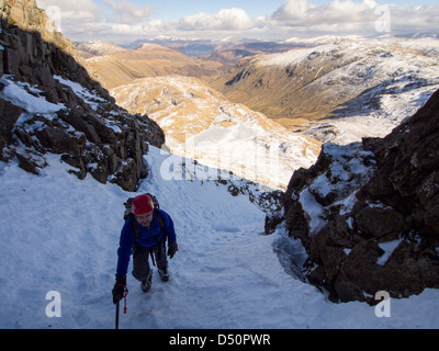 Ein Winter Kletterer Custs Rinne am großen Ende, Lake District, Großbritannien. Stockfoto