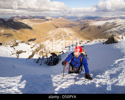 Ein Winter Kletterer Custs Rinne am großen Ende, Lake District, Großbritannien. Stockfoto