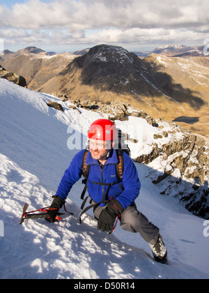 Ein Winter Kletterer Custs Rinne am großen Ende, Lake District, Großbritannien. Stockfoto