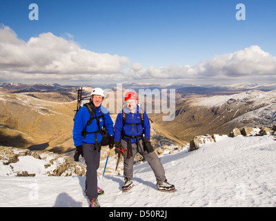 Zwei Bergsteiger, die nur in Custs Gully am großen Ende, eine Klasse eine Winter-Route, Lake District, Großbritannien gekrönt, Stockfoto