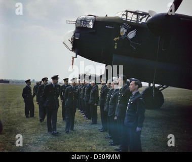 Am 27. Mai 1943 besuchte König Georg VI. Die No. 617 Squadron (die Dambusters) bei der RAF Scampton in Lincolnshire. Das Geschwader war berühmt für seine gewagten Überfälle mit der „Sprungbombe“ während des Zweiten Weltkriegs. Der Besuch markierte einen wichtigen Moment in der Geschichte und würdigte die Errungenschaften des Geschwaders in diesem Konflikt. Stockfoto