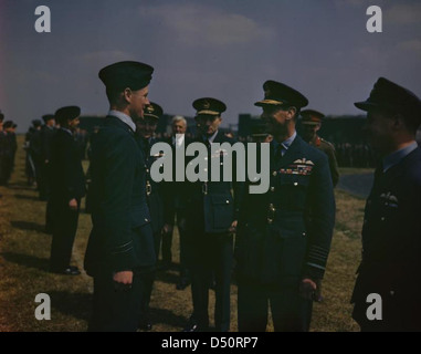 Am 27. Mai 1943 besuchte König Georg VI. Die No. 617 Squadron, bekannt als die Dambusters, bei der RAF Scampton in Lincolnshire. Dieses Geschwader spielte eine zentrale Rolle bei den gewagten Überfällen auf die deutschen Ruhrdämme während des Zweiten Weltkriegs und zeigte britische Tapferkeit und Luftfahrt-Exzellenz. Stockfoto