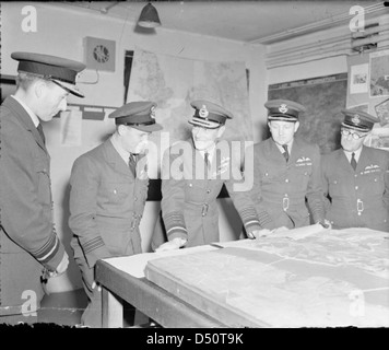 Operation Chastise (Dambusters Raid) 16. / 17. Mai 1943 Persönlichkeiten: HM König George VI untersuchen, Moehne Dam Modell mit Stockfoto