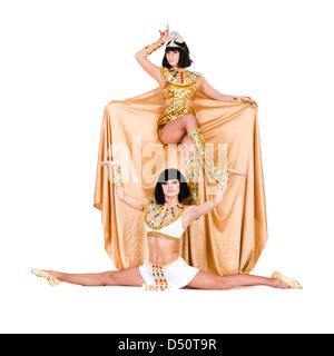 Pharao-Frauen in einem ägyptischen Kostüm tanzen. Stockfoto