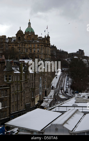 Edinburgh im Schnee: mit Blick auf das Dach der Schnee bedeckten Waverley Station in Richtung der Burg. Stockfoto