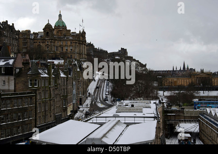 Edinburgh im Schnee: mit Blick auf das Dach der Schnee bedeckten Waverley Station in Richtung der Burg. Stockfoto