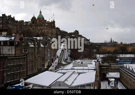 Edinburgh im Schnee: mit Blick auf das Dach der Schnee bedeckten Waverley Station in Richtung der Burg. Stockfoto