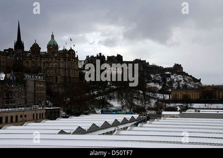 Edinburgh im Schnee: mit Blick auf das Dach der Schnee bedeckten Waverley Station in Richtung der Burg. Stockfoto