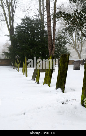 Eine Reihe von Schnee bedeckt Gräber auf dem St. Marys Churchyard in Hinckley Leicestershire Stockfoto
