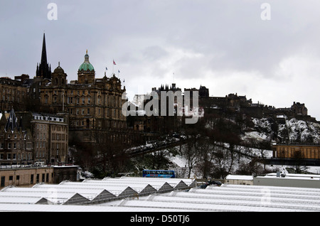 Edinburgh im Schnee: mit Blick auf das Dach der Schnee bedeckten Waverley Station in Richtung der Burg. Stockfoto