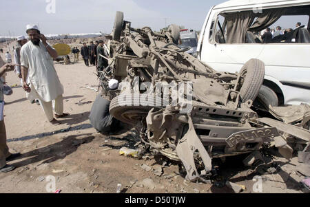 Sicherheitsbeamte und Menschen versammeln sich auf dem Gelände nach Bombenexplosion im Jalozai Camp in Nowshera auf Donnerstag, 21. März 2013. Mindestens 15 Menschen, darunter Frauen und Kinder wurden getötet, während mehrere andere in einer Explosion verletzt worden sind, die im Jalozai Camp aufgetreten sind. Bombe Abgang im Kader (BDS) offizielle Abdul Haq, dass rund 35 Kilogramm das explosive Material gesagt diente in der Explosion. Stockfoto