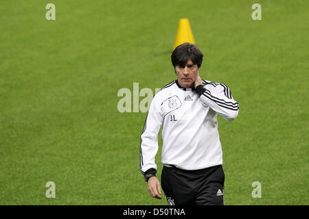 Deutsche Nationalmannschaft Cheftrainer Joachim Loew führt eine Trainingseinheit in Astana Arena in Astana, Deutschland, 21. März 2013. Deutschland stellen Kasachstan in die FIFA WM 2014 Fußball-Qualifikationsspiel am 22. März 2013. Foto: FREDRIK VON ERICHSEN Stockfoto