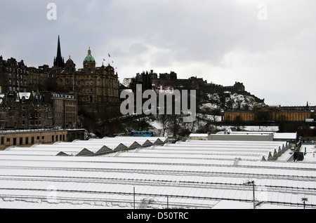 Edinburgh im Schnee: mit Blick auf das Dach der Schnee bedeckten Waverley Station in Richtung der Burg. Stockfoto