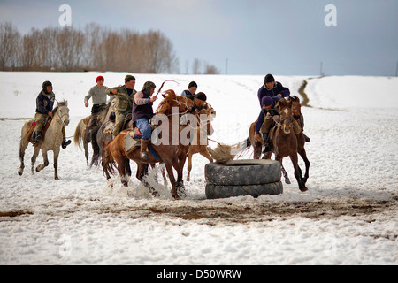 Kirgisische Republik Reisebilder - Training in Karakol Felder für Ulak säuerlich, Kuk Pari, Kök Berü, Ulak Tyrtysh, Kok Boru. Stockfoto